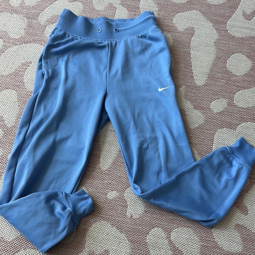 Women’s therma fit Nike XS jogger worn very little, drawstring is inside.